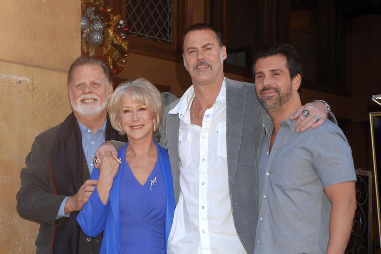 Taylor Hackford, su esposa Helen Mirren, y los hijos del director, Rio y su hermano Alexander, en una ceremonia en Los Ángeles, en 2013