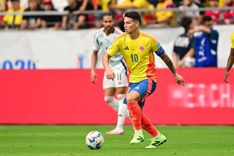 James Rodríguez controla el balón durante el partido de la Copa América entre Colombia y Costa Rica