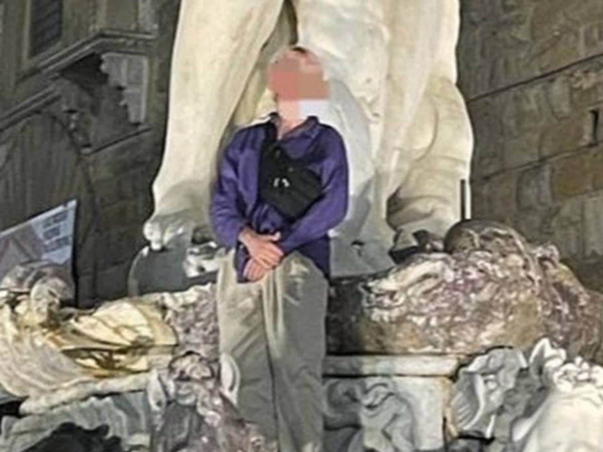 The tourist damaged the statue while posing in front of the Fountain of Neptune (Twitter/Dario Nardella)