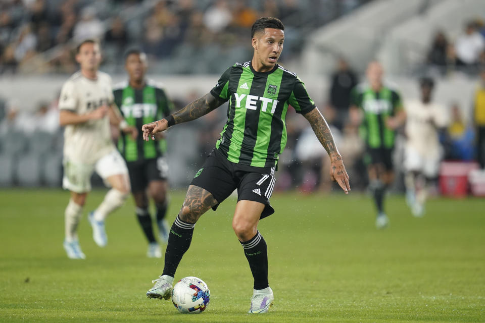 ARCHIVO - Foto del 18 de mayo del 2022, el delantero argentino de Austin FC Sebastián Driussi contra el balón en el encuentro ante Los Ángeles FC. El martes 14 de febrero del 2023, Driussi firma un nuevo contrato con Austin para seguir hasta la temporada 2025 con opción para el 2026. (AP Foto/Ashley Landis, Archivo)