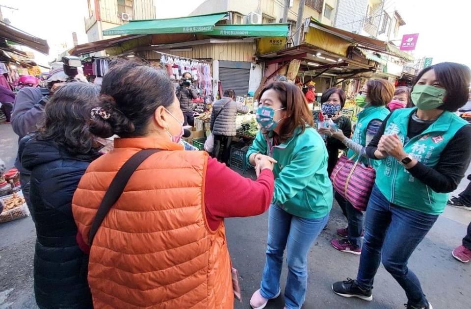 民進黨台中市第二選區立委補選林靜儀一早到大肚自強市場拜票。（記者陳金龍攝）