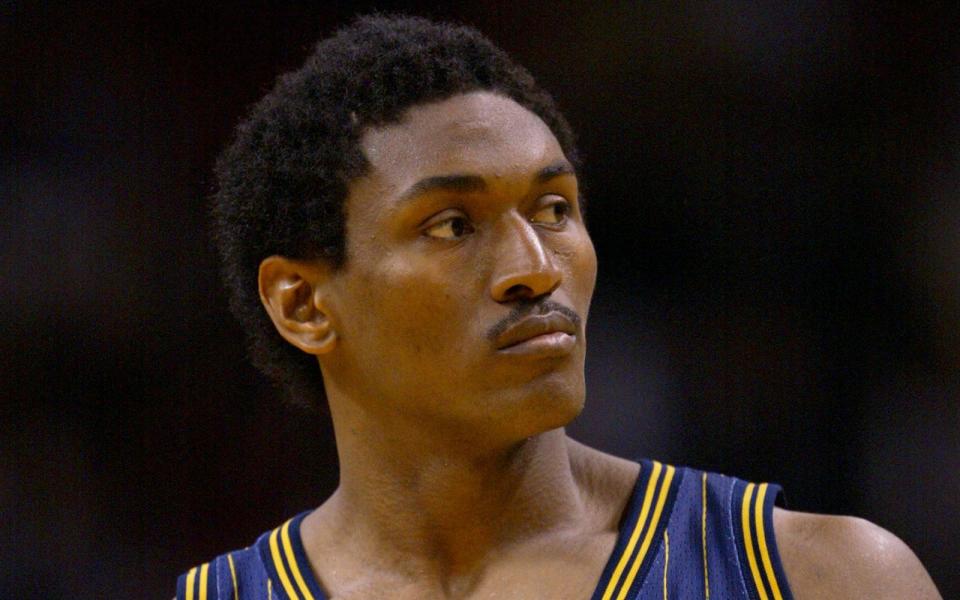 Ron Artest ist jenseits der Basketball-Szene nicht so bekannt wie Dennis Rodman, hat seinen Platz in dieser unrühmlichen Reihe aber definitiv verdient. 2004 löste er, nachdem ein Bierbecher geflogen war, die größte Massenschlägerei der NBA-Geschichte aus, anschließend wurde er für 73 (!) Spiele gesperrt - Liga-Negativrekord. Auch später fiel Artest immer wieder durch unsportliches Verhalten und brutale Fouls auf. (Bild: Getty Images/Jamie Squire)