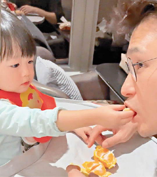 「小豬比」餵爸爸食柑，認真抵錫！