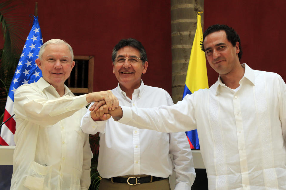 El fiscal general de los Estados Unidos, Jeff Sessions (i); el fiscal general de Colombia, Néstor Humberto Martínez (c), y el procurador general de México, Alberto Elías Beltrán, se reunieron en diciembre de 2017 durante la Cumbre Trilateral Contra el Crimen Organizado Transnacional entre Colombia, México y Estado Unidos, en Cartagena (Colombia). EFE/Ricardo Maldonado Rozo