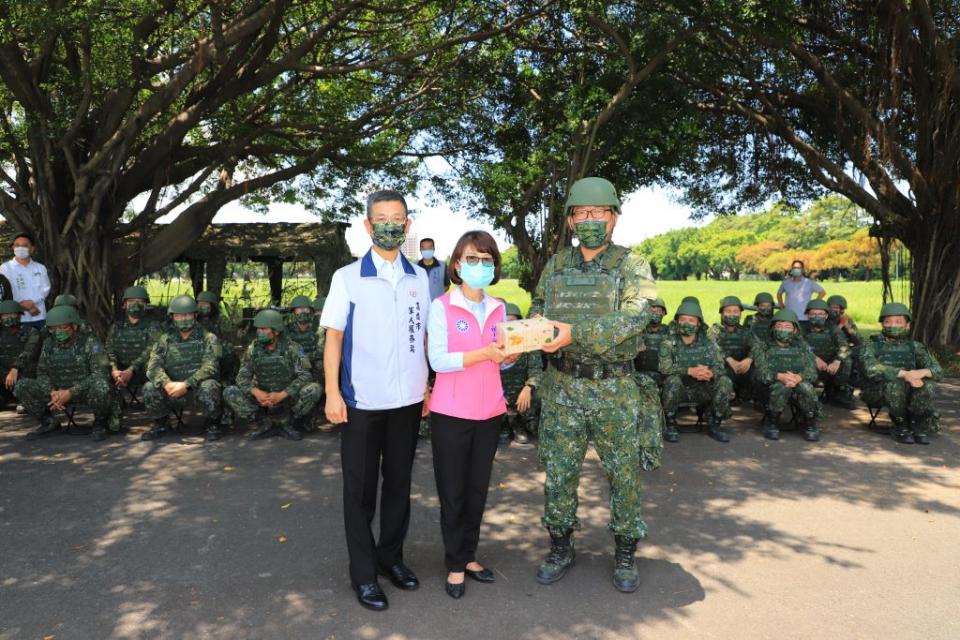 高雄市議長曾麗燕率同十六議員慰勞接受後備軍人教育訓練的弟兄。（記者吳文欽攝）