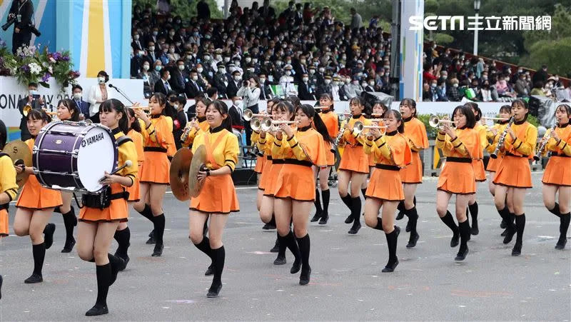 「橘色惡魔」橘高校國慶表演，元氣滿滿，隊伍超整齊。（圖／記者邱榮吉攝）