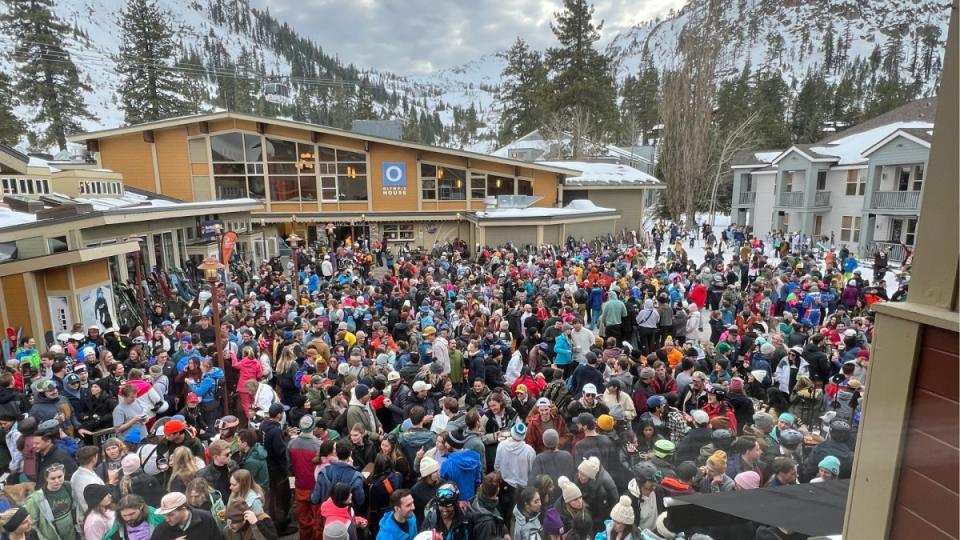 A large crowd gathers for après at Le Chamois (The Chammy) at Palisades Tahoe on a Saturday evening.<p>Photo: Matt Lorelli</p>