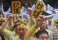 Angry Taiwanese fishermen chant slogans at the Philippines' de facto embassy in Taipei during a protest on May 13, 2013. Taiwan Wednesday slapped sanctions on the Philippines, including a ban on the hiring of new workers, rejecting an apology by President Benigno Aquino for the killing of a Taiwanese fisherman