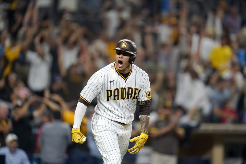 El jugador de los Padres de San Diego Manny Machado reacciona tras pegar un jonrón de tres carreras que decidió el juego contra los Gigantes de San Francisco, en el noveno inning de su juego de béisbol el martes 9 de agosto de 2022, en San Diego. (AP Foto/Gregory Bull)