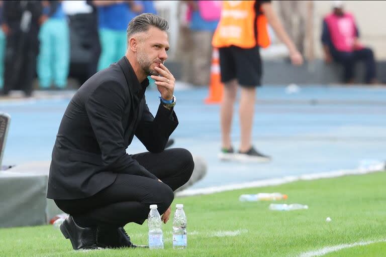 En cuclillas, parado y con las manos en la espalda, Martín Demichelis vivió con intensidad el partido en Córdoba; la derrota con Boca recrudece los cuestionamientos sobre el entrenador