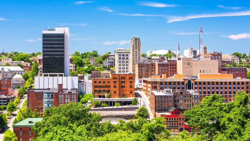 Lynchburg, Virginia, USA downtown skyline.