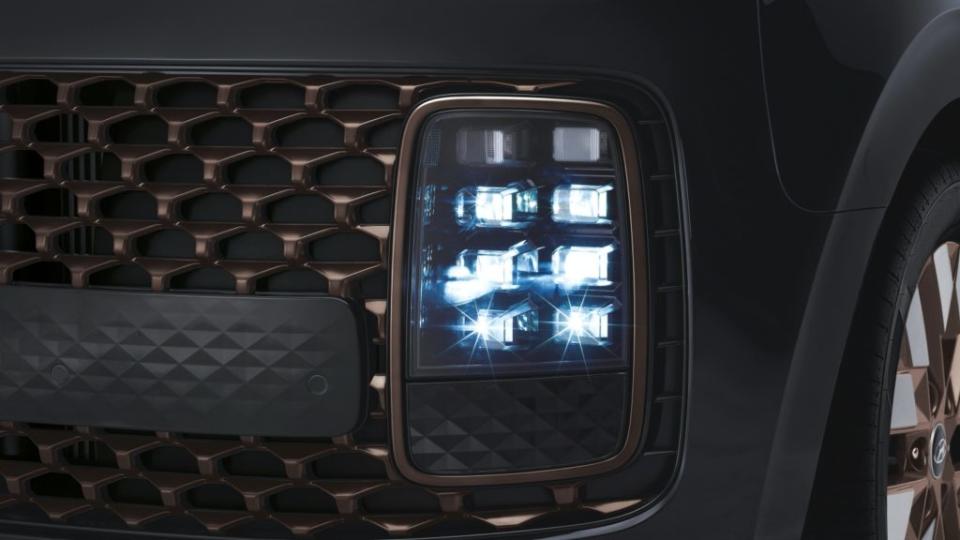 車頭部分用上了更具有未來感的分離式LED頭燈，以及大型水箱護罩。(圖片來源/ Hyundai)