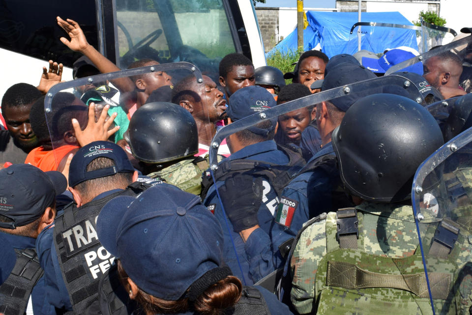 Migrantes haitianos y africanos chocan con policías federales mexicanos en Tapachula, Chiapas (México) en agosto de 2019 (Reuters/Jose Torres)