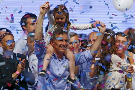 Mauricio Macri, presidential candidate of the Cambiemos (Let's Change) coalition, carries his daughter Antonia on his shoulders as he celebrates with supporters after the presidential election in Buenos Aires, Argentina, November 22, 2015. REUTERS/Ivan Alvarado