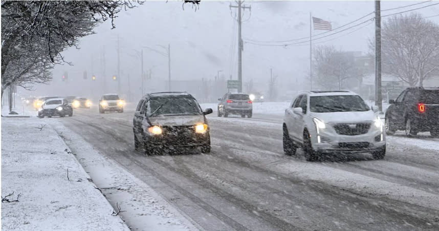 冬季風暴侵襲美國中西部，多地迎來寒風及暴雪，導致大規模停電、空中交通大打結。（圖／達志／美聯社）