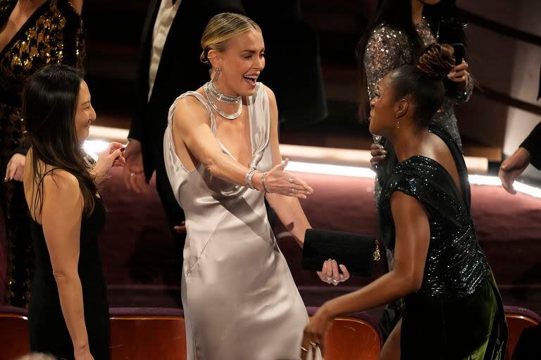 ¡Compinches! Las elegantes Charlize Theron e Issa Rae se saludaron con entusiasmo 