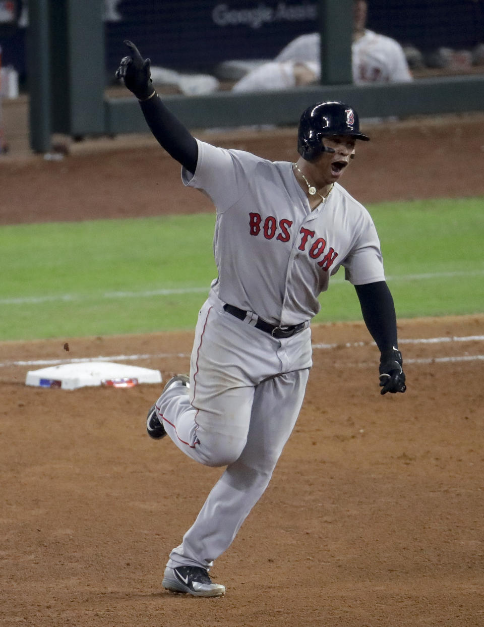 El dominicano Rafael Devers, de los Medias Rojas de Boston, celebra luego de conectar un jonrón ante los Astros de Houston, en el quinto juego de la Serie de Campeonato de la Liga Americana, el jueves 18 de octubre de 2018 (AP Foto/Lynne Sladky)