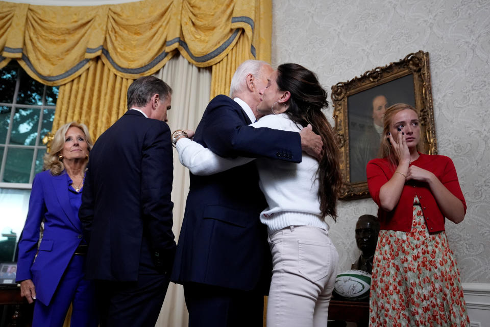 El presidente Biden recibe abrazos de su familia en este momento crucial    Evan Vucci/Pool via REUTERS