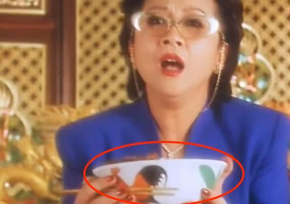 1996年《食神》中，薛家燕吃的叉燒飯也用「公雞碗」裝的。（圖／翻攝自YouTube）