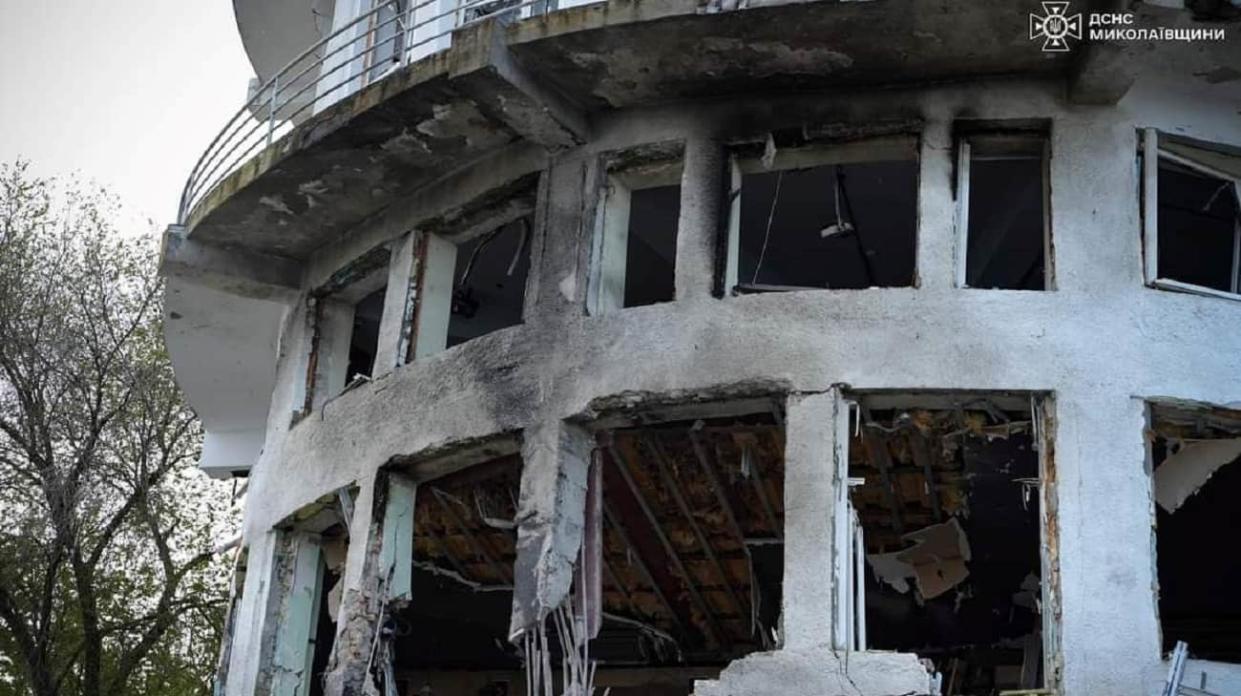 Aftermath of Russian strikes on Mykolaiv on 28 April. Photo:Ukraine’s State Emergency Service (SES)
