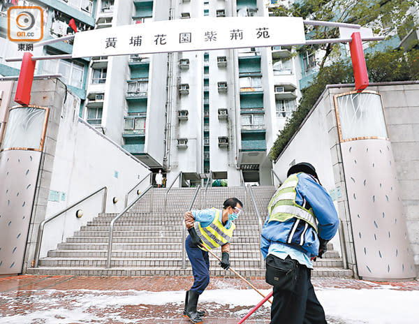 食環署派員清潔黃埔花園紫荊苑對開街道。（黃偉邦攝）