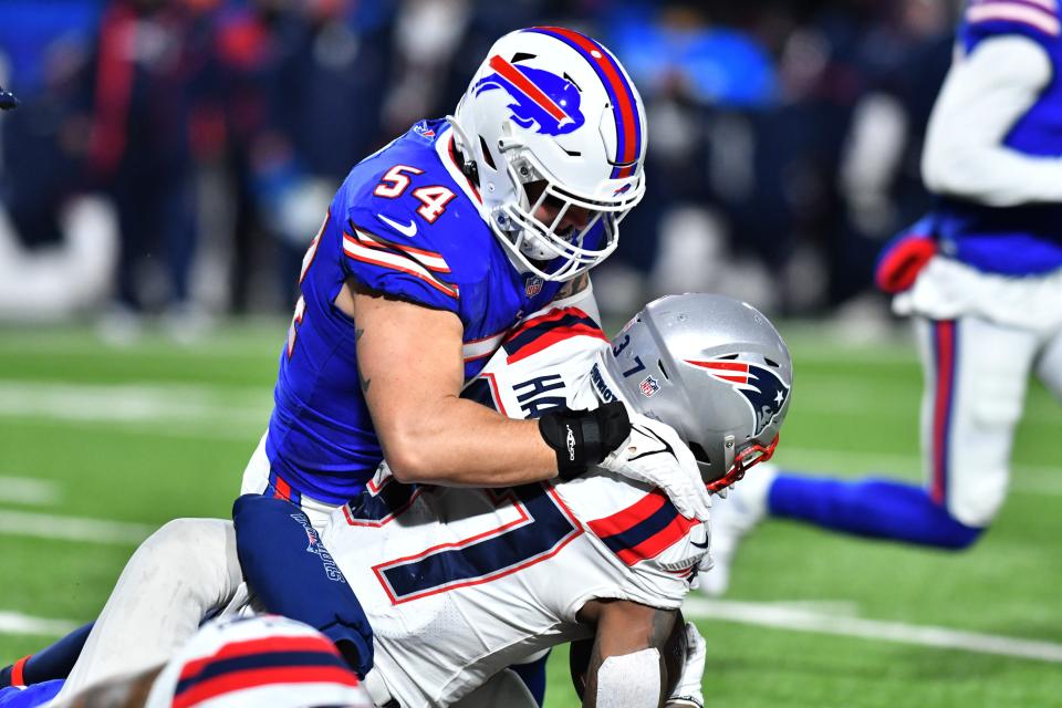 Buffalo's AJ Klein (54) tackles New England's Damien Harris during an AFC wild-card playoff game last season. Klein signed with the New York Giants on Monday.