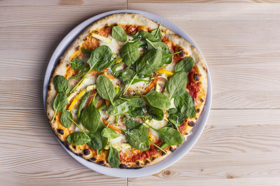 Was ist besser als eine Pizza? Genau. Zwei Pizzen. Aber wie bekommt man die auf ein Blech? (Foto: Getty Images)