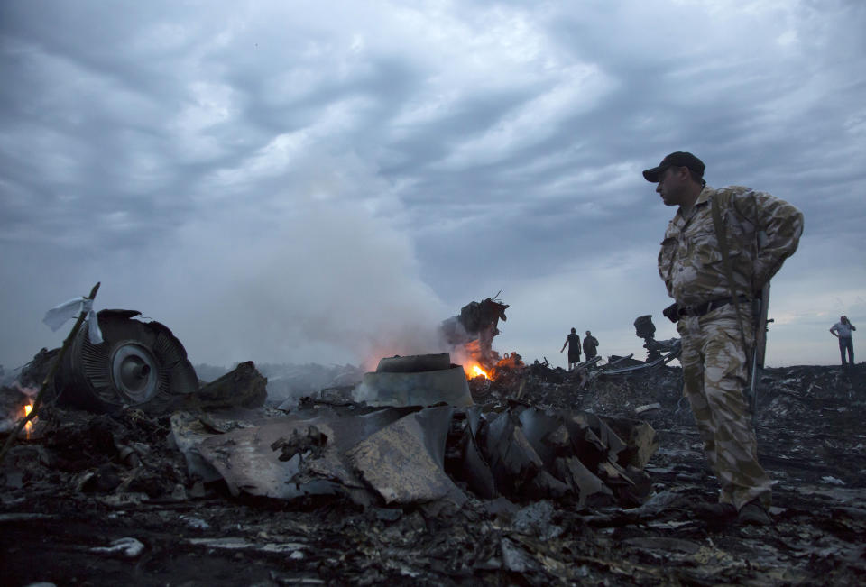 馬來西亞航空MH17班機2014年7月墜毀時，親俄羅斯烏克蘭叛軍在當地看守（美聯社）