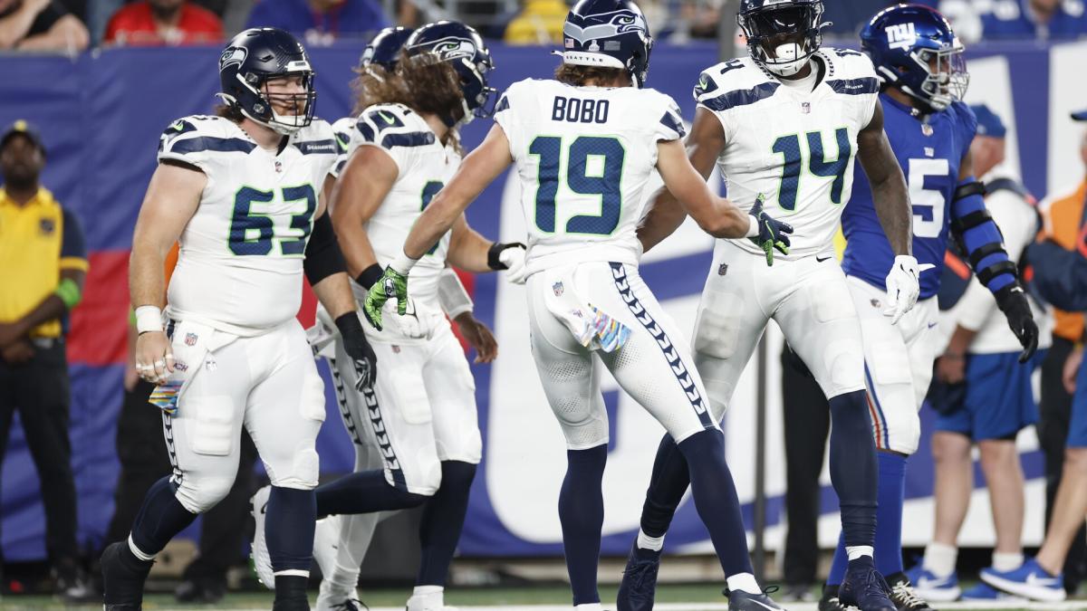 Halftime Observations: Drew Lock Delivers as Seattle Seahawks Build 14-3  Lead Over New York Giants - Sports Illustrated Seattle Seahawks News,  Analysis and More