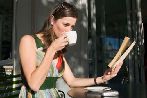 <b>Cafecito por la tarde.</b> Vístete súper guapa, toma un libro, tu computadora portátil y ve a alguna cafebrería. Escribe, lee, descubre nuevos libros. Esta terapia es genial.