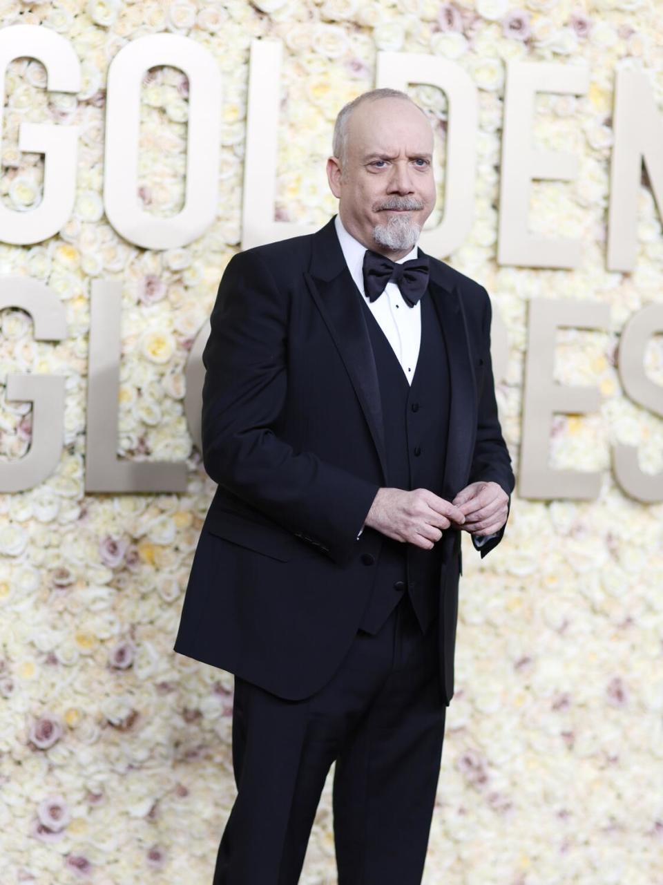 Paul Giamatti en la alfombra roja de la edición 81 de los Globos de Oro