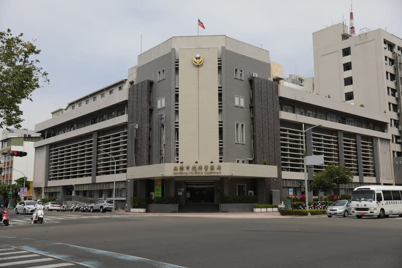 防車輛衝撞  高市警局因地制宜研議硬體阻絕設施 基隆市警察局八堵分駐所警員蘇昱鴻，在派出所值勤 時遭衝入貨車撞死殉職。為強化安全，高雄市警察局 已通盤檢討轄內各分局、分駐（派出所）大門前出入 口安全情形，並因地制宜研議各項硬體阻絕設施。 中央社記者張已亷攝  113年3月4日 