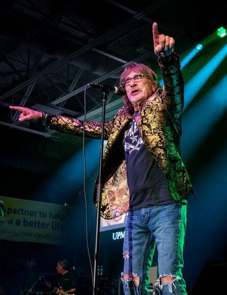 Donnie Iris pointing out fans at UPMC Events Center, where he returns March 16.