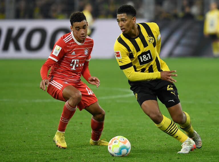 DORTMUND, GERMANY - OCTOBER 08: Jamal Musiala of Bayern Muenchen and Jude Bellingham of Borussia Dortmund battle for the ball during the Bundesliga match between Borussia Dortmund and FC Bayern München at Signal Iduna Park on October 8, 2022 in Dortmund, Germany. (Photo by Ralf Treese/DeFodi Images via Getty Images)