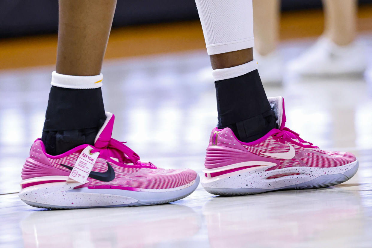 Tennessee's Jillian Hollingshead wears low top shoes during a Women's NCAA Tournament game against Toledo, Monday, March 20, 2023 in Knoxville, Tenn. High-top basketball shoes aren't a common sight on the college basketball floor these days. (AP Photo/Wade Payne)