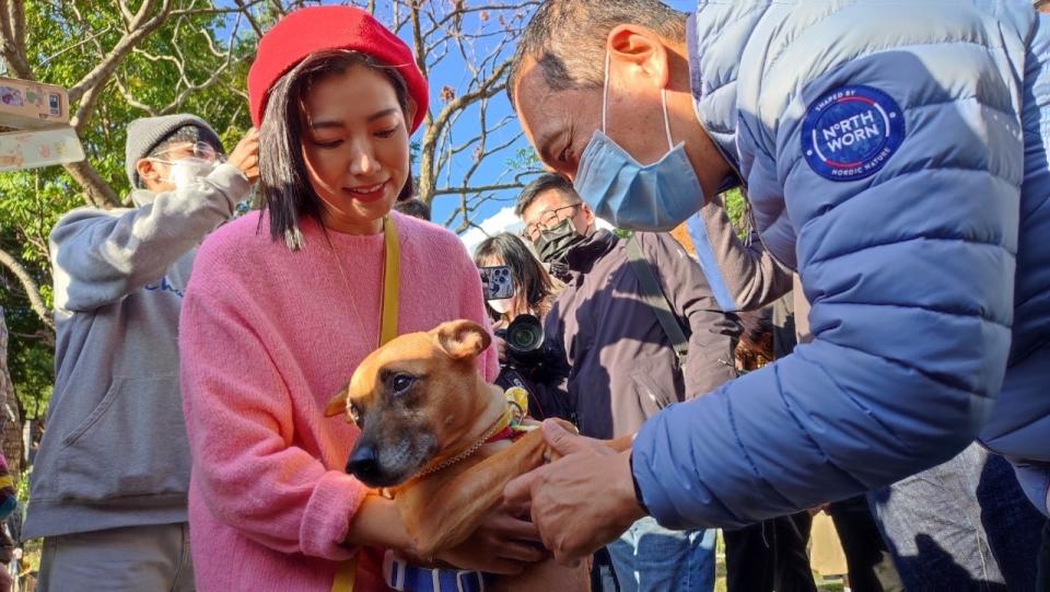 侯友宜與米可白及愛犬錢錢互動。   圖：新北市動保處提供