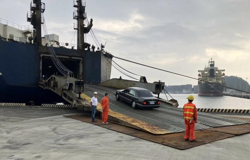 民眾車輛從台北快輪下船情形。   圖：交通部航港局／提供