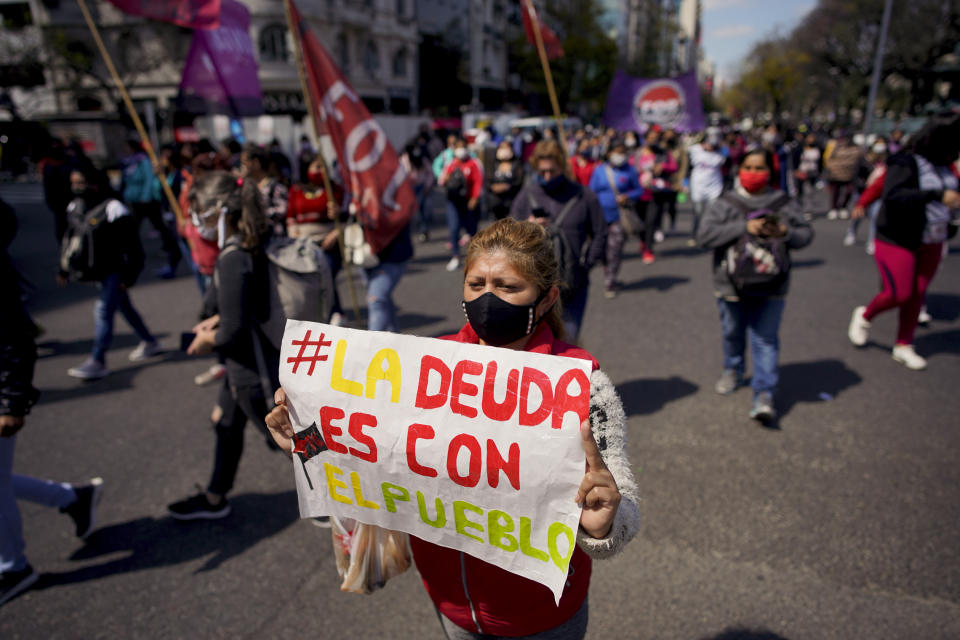 Una mujer sostiene un letrero durante una protesta contra el Fondo Monetario Internacional en Buenos Aires, Argentina, el martes 6 de octubre de 2020. (AP Foto/Victor R. Caivano)