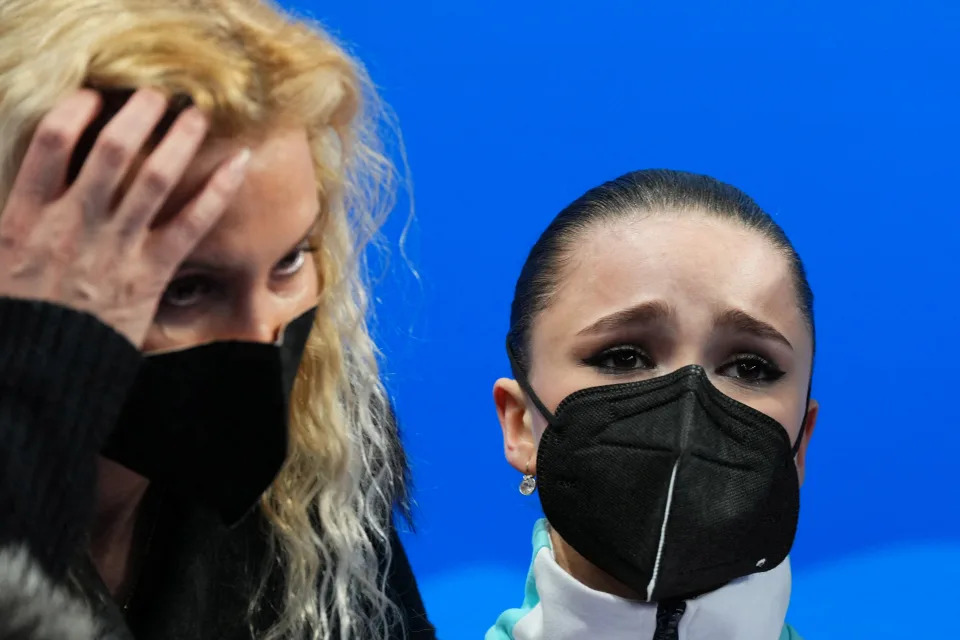 La patinadora rusa Kamila Valieva, de 15 años, quedó cuarta en su última participación en los JJOO de Invierno Beijing 2022. Su entrenadora Eteri Tutberidze la cuestionó por su resultado. (Foto: Reuters)