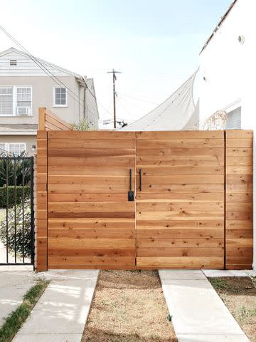 <p><a href="https://www.blancobungalow.com/blog/diy-build-your-own-modern-gate" data-component="link" data-source="inlineLink" data-type="externalLink" data-ordinal="1">Blanco Bungalow</a></p>