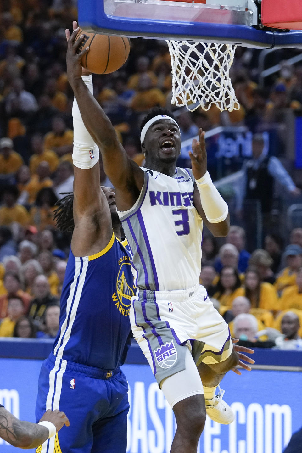 Sacramento Kings guard Terence Davis (3) shoots in front of Golden State Warriors center Kevon Looney, left, during the first half of Game 6 of a first-round NBA basketball playoff series in San Francisco, Friday, April 28, 2023. (AP Photo/Godofredo A. Vásquez)