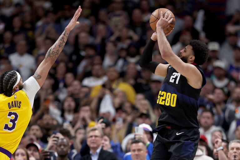 Jamal Murray ensaya el tiro que significará la victoria de los Nuggets ante Los Angeles Lakers en el final del partido