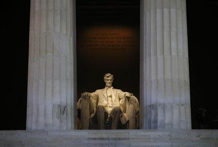 The Lincoln Memorial is pictured devoid of tourists in Washington, October 1, 2013. REUTERS/Jason Reed