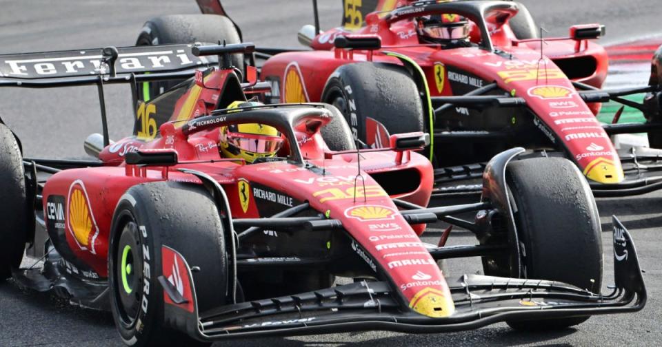 Ο οδηγός της Ferrari, Charles Leclerc, οδηγεί τον Carlos Sainz στη μάχη για το βάθρο στη Monza.  Πίστωση: Alamy