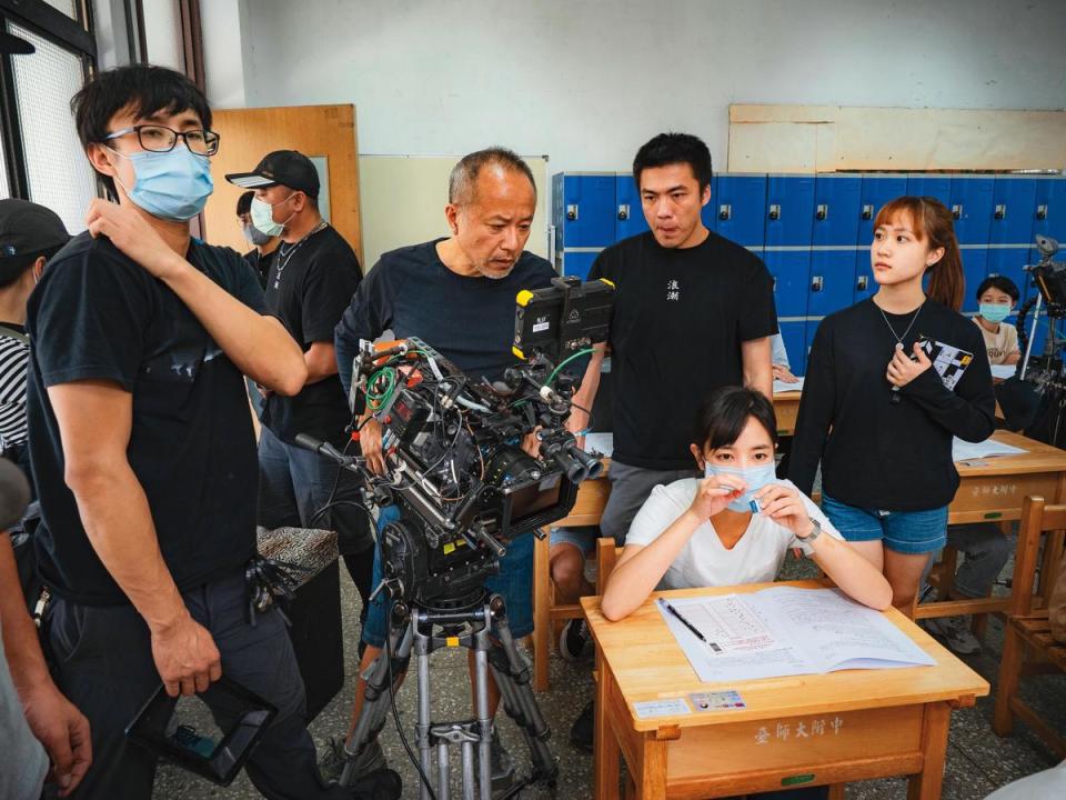 身兼攝影師的導演鍾孟宏（前右四）過去以「中島長雄」之名掌鏡，這次轉換拍攝風格，鏡頭更沉穩，同時使用本名。前右二為女主角王淨。（本地風光提供）
