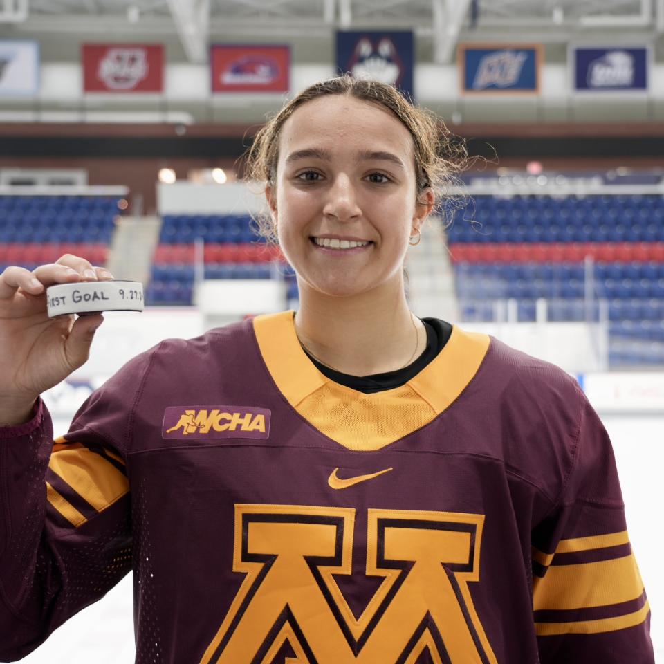 Chloe berpose dengan keping dari gol kuliah pertamanya. (Atletik Universitas Minnesota)