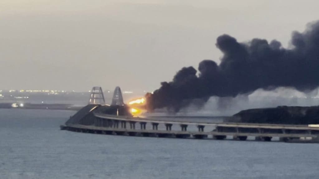 Incendie sur le pont de Kerch reliant la Crimée à la Russie ce samedi 8 octobre 2022. - Reuters