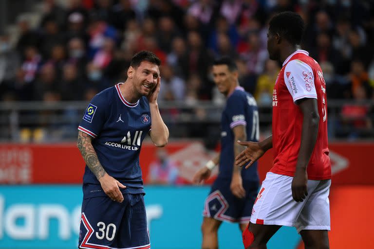 Messi se toma el rostro después de que Munetsi lo agarrara para frenar un avance