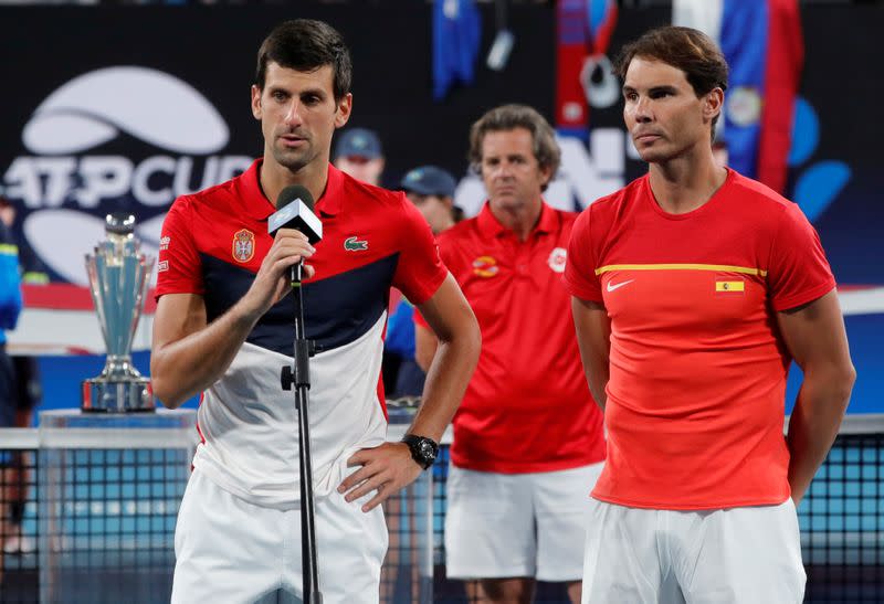 FOTO DE ARCHIVO: El serbio Novak Djokovic al lado del español Rafael Nadal en el Ken Rosewall Arena, Sídney, Australia el 13 de enero de 2020