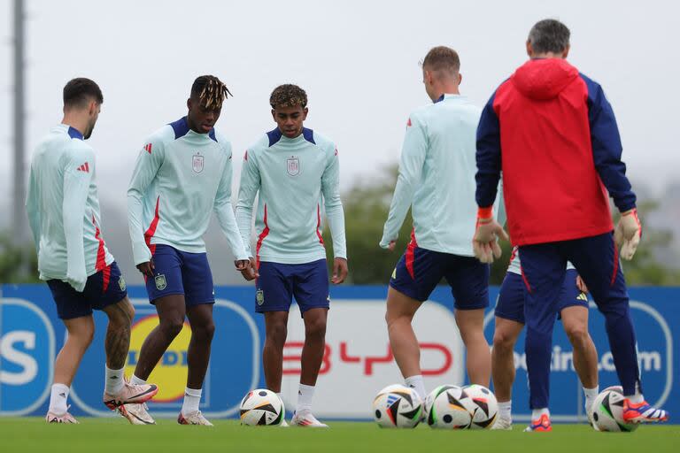 Nico Williams y Lamine Yamal en un entrenamiento previo al choque de España con Alemania, por los cuartos de final de la Eurocopa 2024